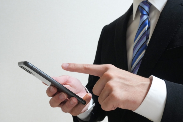 スマホを触ってい男性